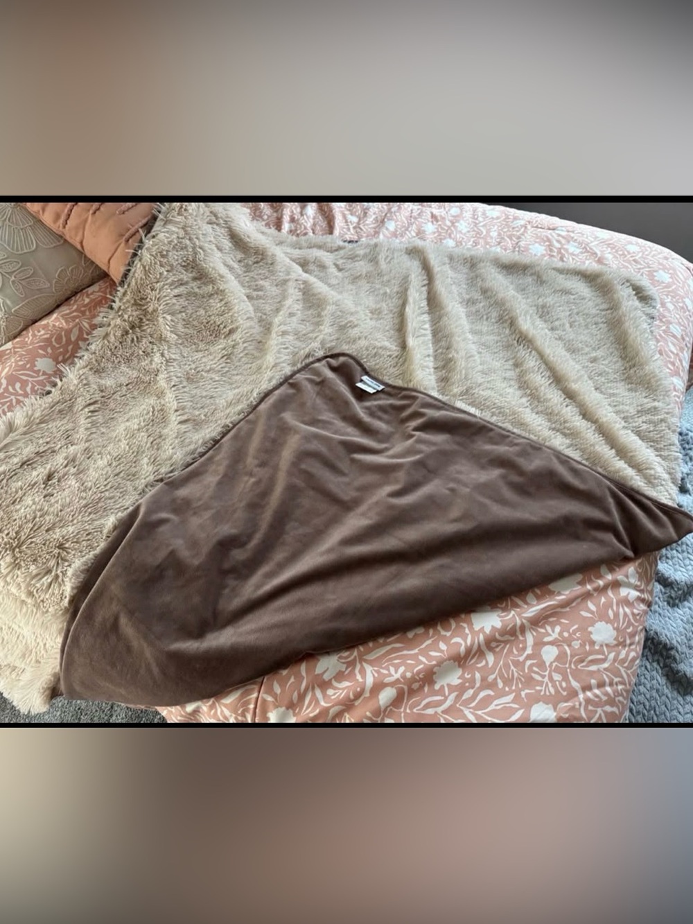 ALPHA PAW‎  Cozy Reversible Faux Fur Pet Throw Blanket in Brown and Cream